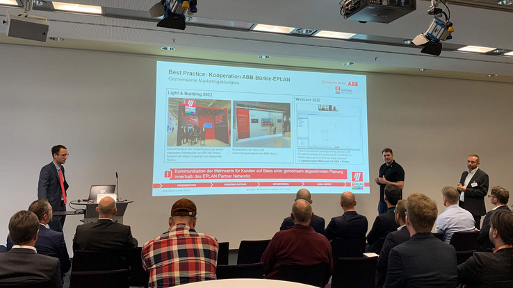 EPLAN Partner Network auf der SPS Der Dialog ist wichtig: Zur SPS im November 2022 präsentierten beispielsweise Alexander Bürkle und ABB ihre Aktivitäten im Rahmen des EPLAN Partner Networks.