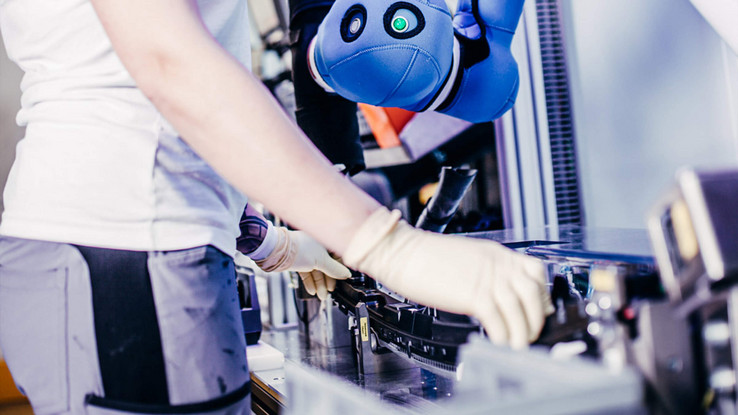 Un robot collaboratif Les COBOTs, c'est-à-dire les robots collaboratifs, travaillent avec les ouvriers de montage sur la chaîne de production.
