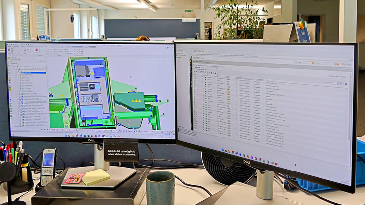 Arbeitsplatz in der Engineering-Abteilung mit dem Windchill PLM im Zusammenspiel mit der Konstruktionssoftware.