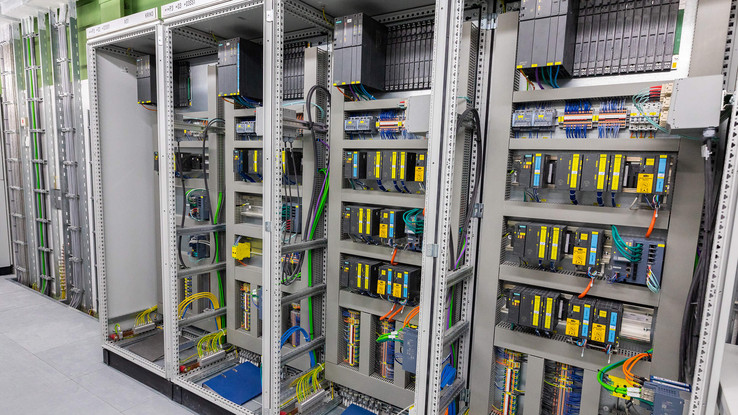 Blick in einen Schaltschrank der Anlage, die jetzt lückenlos in EPLAN erfasst ist Blick in einen Schaltschrank der Anlage, die jetzt lückenlos in EPLAN erfasst ist